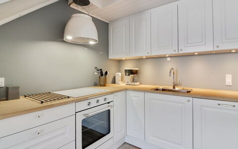 Meglena - 50M from the Sea: Gulvbelægning, Indretning, Træ, Etage, Loft, Countertop, Cabinetry, Belysning, Lysarmatur, Køkken