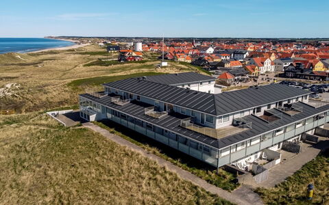 Meglena - 50M from the Sea: Loft, Gulvbelægning, Indretning, Etage, Kompositmateriale, Møbel, Udvej, Hotel, Design, Dagslys