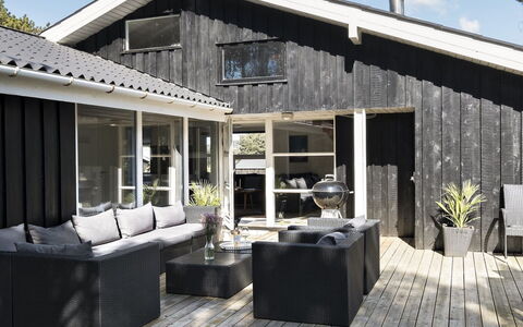Yessica - 300M from the Sea: Møbel, Indretning, Stol, Gulvbelægning, Bord, Udvej, Etage, Loft, Værelse, Eco Hotel