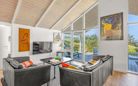 Elna - 400M from the Sea: Couch, Stue, Penthouselejlighed, Bjælke