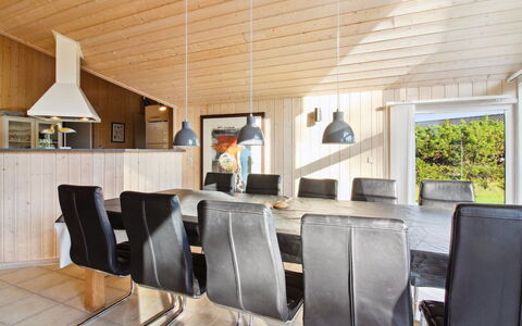 Synnöve - 550M from the Sea: Træ, Gulvbelægning, Bejdse, Cabinetry, Countertop, Køkken, Sanitærarmatur, Hårdttræ, Naturmateriale, Håndvask