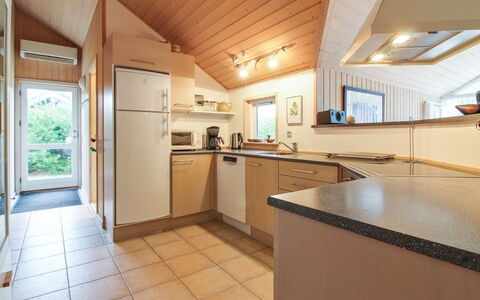 Synnöve - 550M from the Sea: Indretning, Køkken, Gulvbelægning, Countertop, Træ, Loft, Etage, Møbel, Større Bandage, Cabinetry