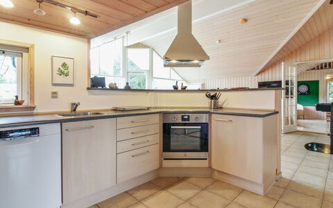 Synnöve - 550M from the Sea: Indretning, Køkken, Gulvbelægning, Countertop, Træ, Møbel, Etage, Loft, Cabinetry, Lysarmatur