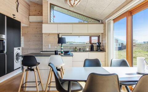 Tuire - 250M from the Sea: Gulvbelægning, Træ, Indretning, Loft, Etage, Møbel, Trægulve, Køkken & Spisebord, Lysarmatur, Køkken