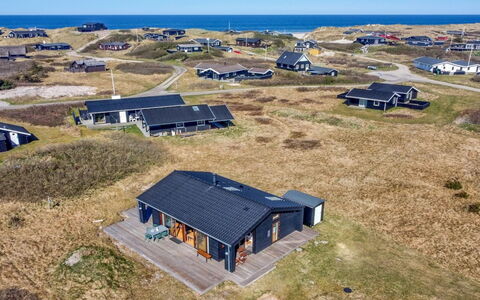 Tuire - 250M from the Sea: Blå, Hytte