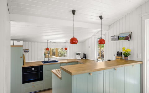 Marius - 200M from the Sea: Køkken, Countertop, Gulvbelægning, Indretning, Træ, Cabinetry, Møbel, Etage, Køkken Apparat, Loft