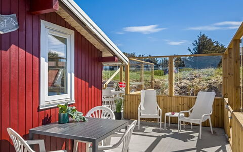 Marius - 200M from the Sea: Hjem, Dør, Sommerhus, Stol, Bejdse, Dæk, Skygge, Hårdttræ, Veranda, Design