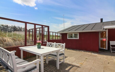 Marius - 200M from the Sea: Bygning, Hus, Træ, Hjem, Tag, Sommerhus, Boligområde, Busk, Arkitektur