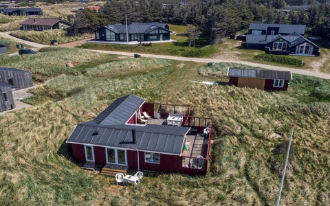 Marius - 200M from the Sea: Bygning, Hus, Træ, Hjem, Tag, Sommerhus, Boligområde, Busk, Arkitektur