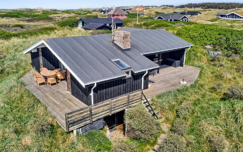 Essie - 250M from the Sea: Træ, Tag, Sommerhus, Hus, Hjem, Dør, Sidespor, Veranda, Stuehus, Garden Bygninger