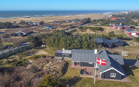 Tilda - 275M from the Sea: Tag, Hjem, Dør, Sommerhus, Skygge, Sidespor, Gård, Estate, Backyard