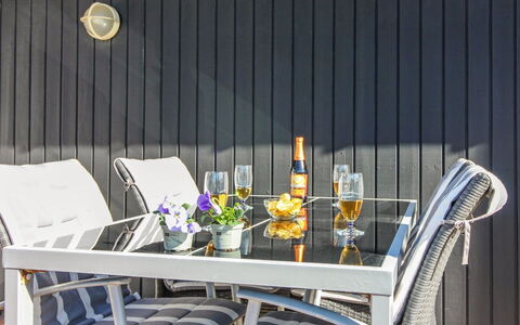 Tilda - 275M from the Sea: Tag, Hjem, Dør, Sommerhus, Skygge, Sidespor, Gård, Estate, Backyard
