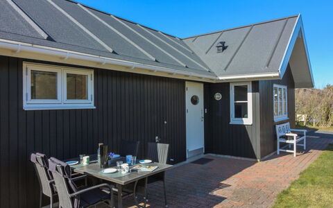 Tilda - 275M from the Sea: Tag, Hjem, Dør, Sommerhus, Skygge, Sidespor, Gård, Estate, Backyard