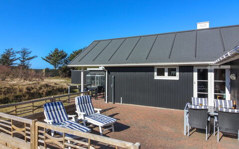 Tilda - 275M from the Sea: Tag, Hjem, Dør, Sommerhus, Skygge, Sidespor, Gård, Estate, Backyard