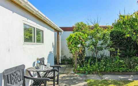 Evangelina - 350M from the Sea: Busk, Have, Skygge, Gård, Landscaping, Backyard, Walkway, Udendørs Møbler, Gårdsplads, Stueplante