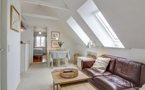Evangelina - 350M from the Sea: Indretning, Gulvbelægning, Møbel, Loft, Træ, Etage, Værelse, Couch, Stue, Attic