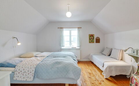Evangelina - 350M from the Sea: Seng, Soveværelse, Indretning, Sengetøj, Sengetøj, Etage, Træ, Møbel, Loft, Gulvbelægning