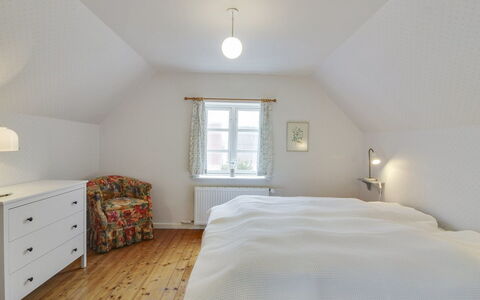 Evangelina - 350M from the Sea: Træ, Seng, Soveværelse, Loft, Indretning, Etage, Hjem, Gulvbelægning, Sengetøj, Sengetøj