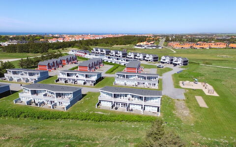 Adna - 700M from the Sea: Svømmepøl, Udendørs Møbler, Møbel, Udvej, Flise, Eco Hotel, Skygge, Stol, Fritid, Estate