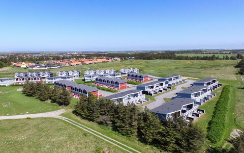 Adna - 700M from the Sea: Svømmepøl, Udendørs Møbler, Møbel, Udvej, Flise, Eco Hotel, Skygge, Stol, Fritid, Estate