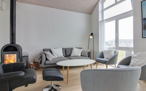 Adna - 700M from the Sea: Møbel, Indretning, Gulvbelægning, Etage, Stue, Træ, Couch, Hjem, Belysning, Loft