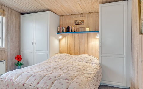 Dyveke - 220M from the Sea: Bygning, Hus, Træ, Hjem, Tag, Sommerhus, Boligområde, Busk, Arkitektur