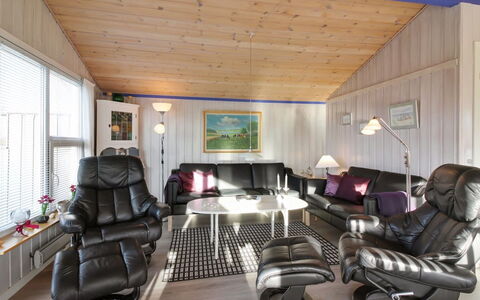 Engelbrecht - 400M from the Sea: Møbel, Loft, Couch, Indretning, Stue, Belysning, Hjem, Etage, Gulvbelægning
