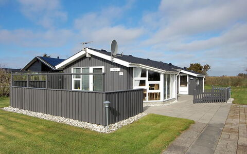Engelbrecht - 400M from the Sea: Hus, Hjem, Dør, Tag, Sommerhus, Estate, Have, Skygge, Sidespor, Gård