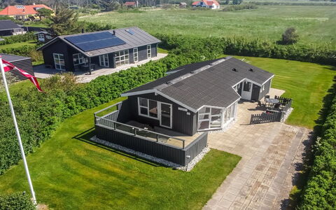 Engelbrecht - 400M from the Sea: Hus, Hjem, Dør, Tag, Sommerhus, Estate, Have, Skygge, Sidespor, Gård