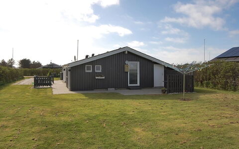 Engelbrecht - 400M from the Sea: Hus, Hjem, Dør, Tag, Sommerhus, Estate, Have, Skygge, Sidespor, Gård