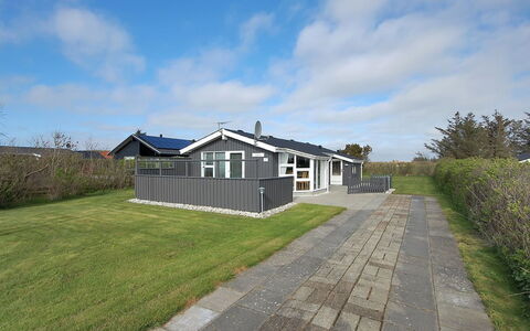 Engelbrecht - 400M from the Sea: Hus, Hjem, Dør, Tag, Sommerhus, Estate, Have, Skygge, Sidespor, Gård