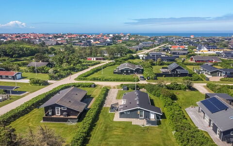 Engelbrecht - 400M from the Sea: Hus, Hjem, Dør, Tag, Sommerhus, Estate, Have, Skygge, Sidespor, Gård