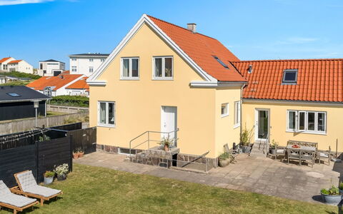 Bruse - 125M from the Sea: Bygning, Vindue, Hus, Boligområde, Hjem, Tag, Facade, Arkitektur, Sommerhus, Estate