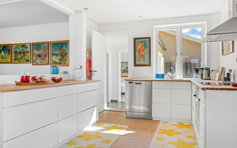 Bruse - 125M from the Sea: Gulvbelægning, Køkken, Etage, Trægulve, Træ, Større Bandage, Køkken Apparat, Indretning, Countertop, Cabinetry