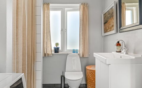 Bruse - 125M from the Sea: Væg, Toiletbræt, Indretning, Gulvbelægning, Toilet, Sanitærarmatur, Etage, Badeværelse, Håndvask, Vvs