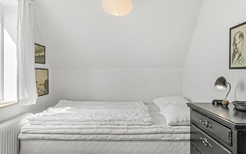Bruse - 125M from the Sea: Soveværelse, Gulvbelægning, Etage, Sengetøj, Sengetøj, Indretning, Sengetøj, Seng, Møbel, Bed Frame