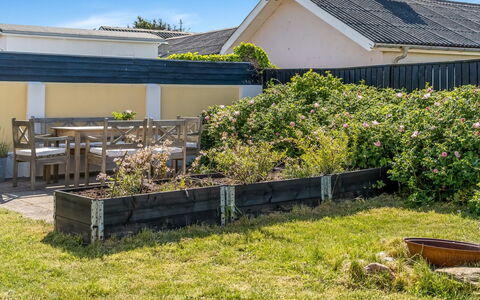 Bruse - 125M from the Sea: Busk, Have, Land Lot, Tag, Bunddække, Skygge, Sommerhus, Backyard, Landscaping