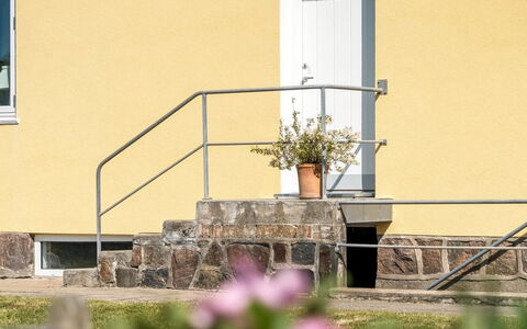 Bruse - 125M from the Sea: Trappe, Gelænder, Kompositmateriale, Baluster, Beton, Altan, Veranda, Blomsterkrukke, Hegn, Stueplante
