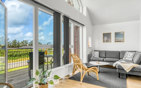 Keimo - 600M from the Sea: Loft, Gulvbelægning, Indretning, Etage, Kompositmateriale, Møbel, Udvej, Hotel, Design, Dagslys