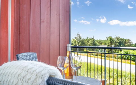 Keimo - 600M from the Sea: Loft, Gulvbelægning, Indretning, Etage, Kompositmateriale, Møbel, Udvej, Hotel, Design, Dagslys