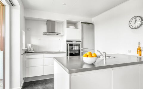 Keimo - 600M from the Sea: Køkken, Countertop, Indretning, Gulvbelægning, Cabinetry, Loft, Etage, Køkken Apparat, Hjem, Køkkenvask