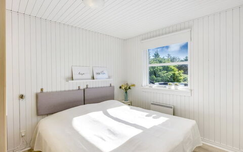 Henryette - 200M from the Sea: Træ, Loft, Gulvbelægning, Soveværelse, Indretning, Etage, Seng, Sengetøj, Sengetøj, Værelse