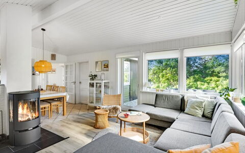 Henryette - 200M from the Sea: Møbel, Indretning, Gulvbelægning, Etage, Træ, Couch, Loft, Stue, Hjem, Værelse