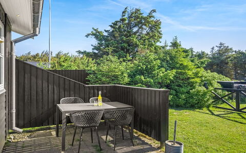 Henryette - 200M from the Sea: Træ, Busk, Veranda, Have, Skygge, Hårdttræ, Dæk, Udendørs Møbler, Backyard, Stol