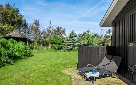 Henryette - 200M from the Sea: Græs, Busk, Land Lot, Have, Sommerhus, Hjem, Lawn, Backyard, Gård, Landscaping