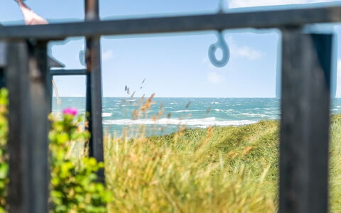 Fatiha - 100M from the Sea: Hus, Hjem, Dør, Tag, Sommerhus, Estate, Have, Skygge, Sidespor, Gård