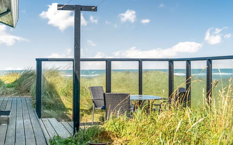 Fatiha - 100M from the Sea: Hus, Hjem, Dør, Tag, Sommerhus, Estate, Have, Skygge, Sidespor, Gård