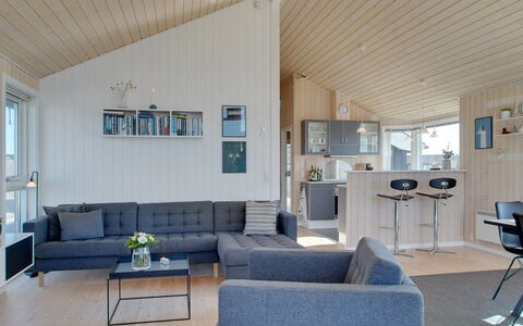 Ulf - 100M from the Sea: Træ, Indretning, Loft, Møbel, Gulvbelægning, Stue, Etage, Couch, Lysarmatur, Hjem