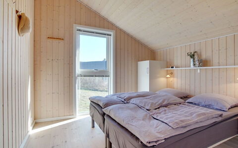 Ulf - 100M from the Sea: Træ, Hjem, Loft, Soveværelse, Hårdttræ, Seng, Bejdse, Sengetøj, Planke, Bed Frame