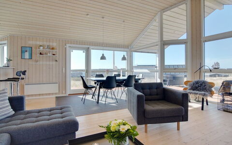 Ulf - 100M from the Sea: Træ, Loft, Indretning, Etage, Gulvbelægning, Hjem, Trægulve, Lejlighed, Stue, Hårdttræ